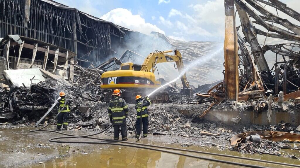 Este jueves los cuerpos de emergencia seguían trabajando para sofocar las llamas debajo del techo colapsado.