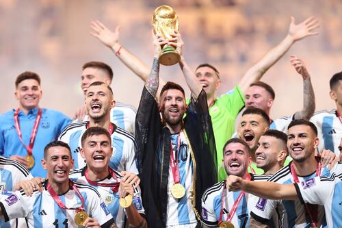 Ofrecen a Messi una millonada por la “bata” que usó en Qatar 2022