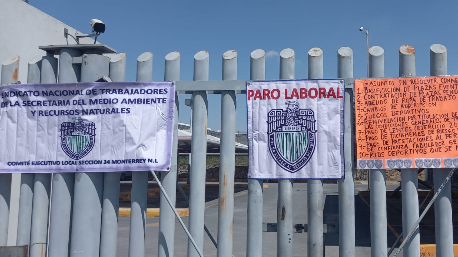 Las instalaciones de la Conagua lucen cartelones con las exigencias de los trabajadores.