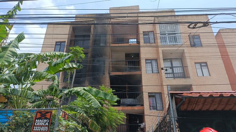 El incendio se habría originado por una acumulación de gas LP en el patio de uno de los departamentos.