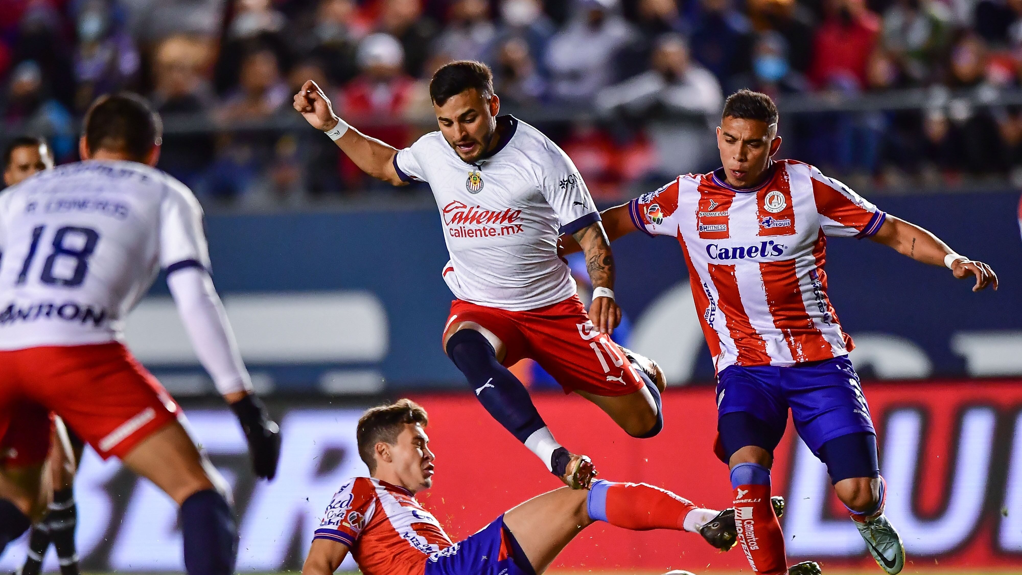 Alexis Vega salió lesionado en el segundo tiempo.