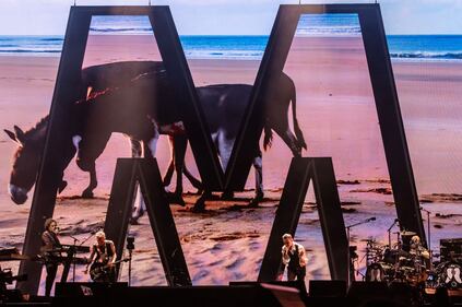 David Gahan, Martin Lee Gore y Andrew John Fletcher contagiaron a sus fanáticos con la energía de su gira ‘Memento Mori World Tour’, en la cual sorprendieron con temas como “Enjoy The Silence”, “Walking On My Shoes”, entre otros.