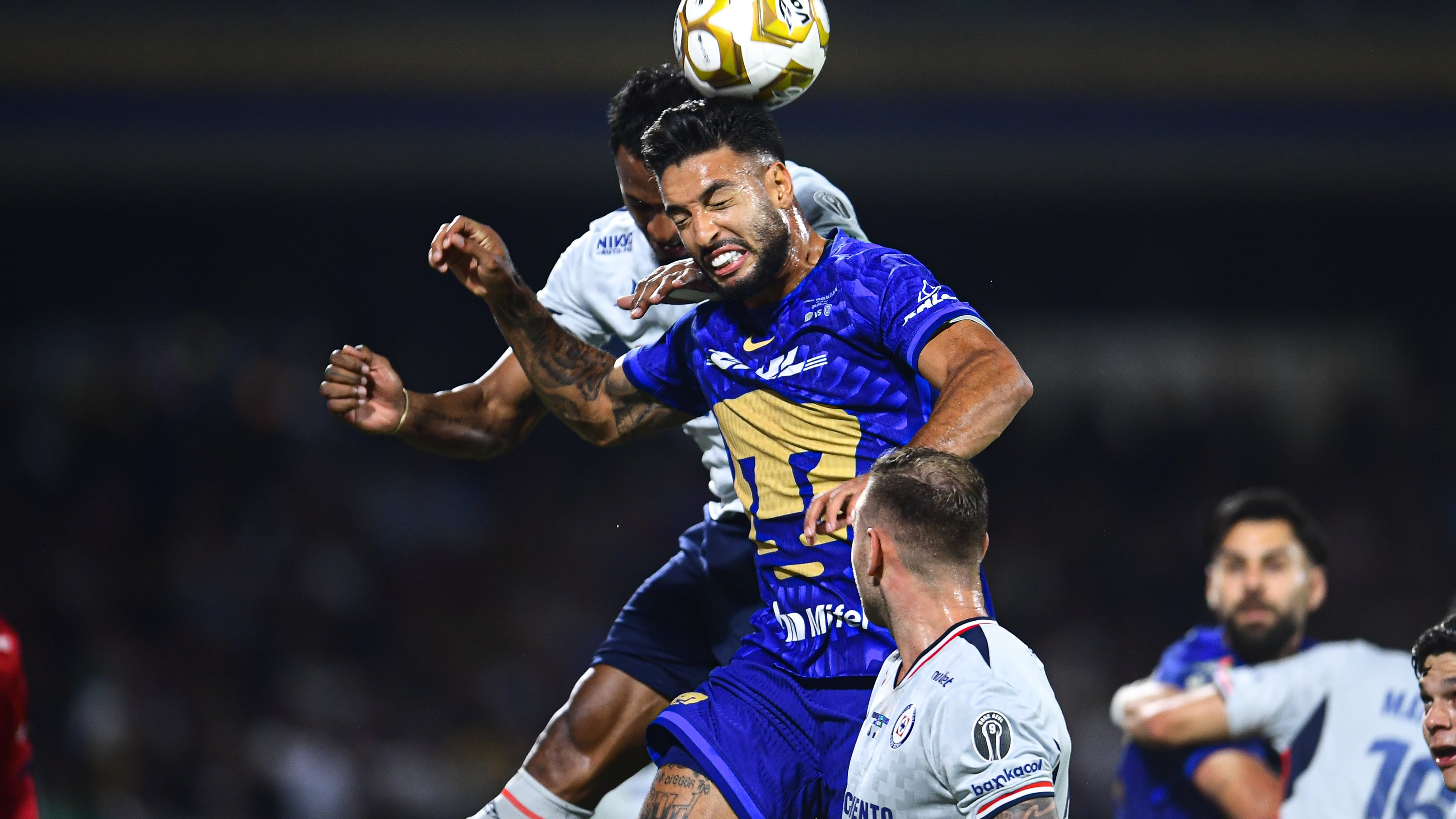 Nathan Silva tocó el trofeo antes de la final.