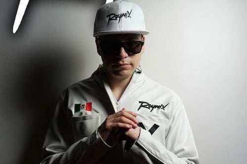 Raymix celebra 10 años de carrera rodeado de reconocimientos y nuevas propuestas