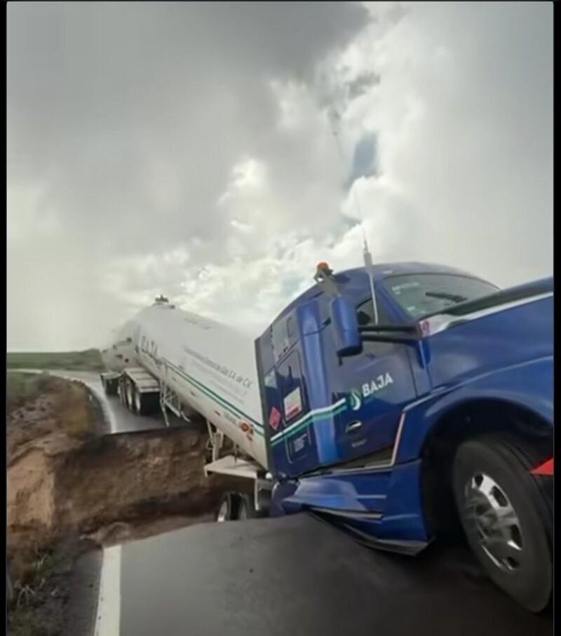 Tormenta Mario colapsa carretera