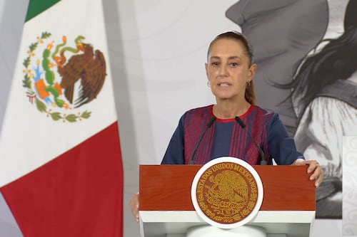 “Que recen unos cuantos”: Sheinbaum acusa hipocresía del PAN por denuncia contra AMLO