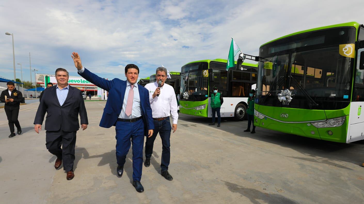 En su segundo día al frente del estado, García estuvo trabajando con sindicatos, recibió al embajador de Inglaterra y entregó 200 nuevos camiones.