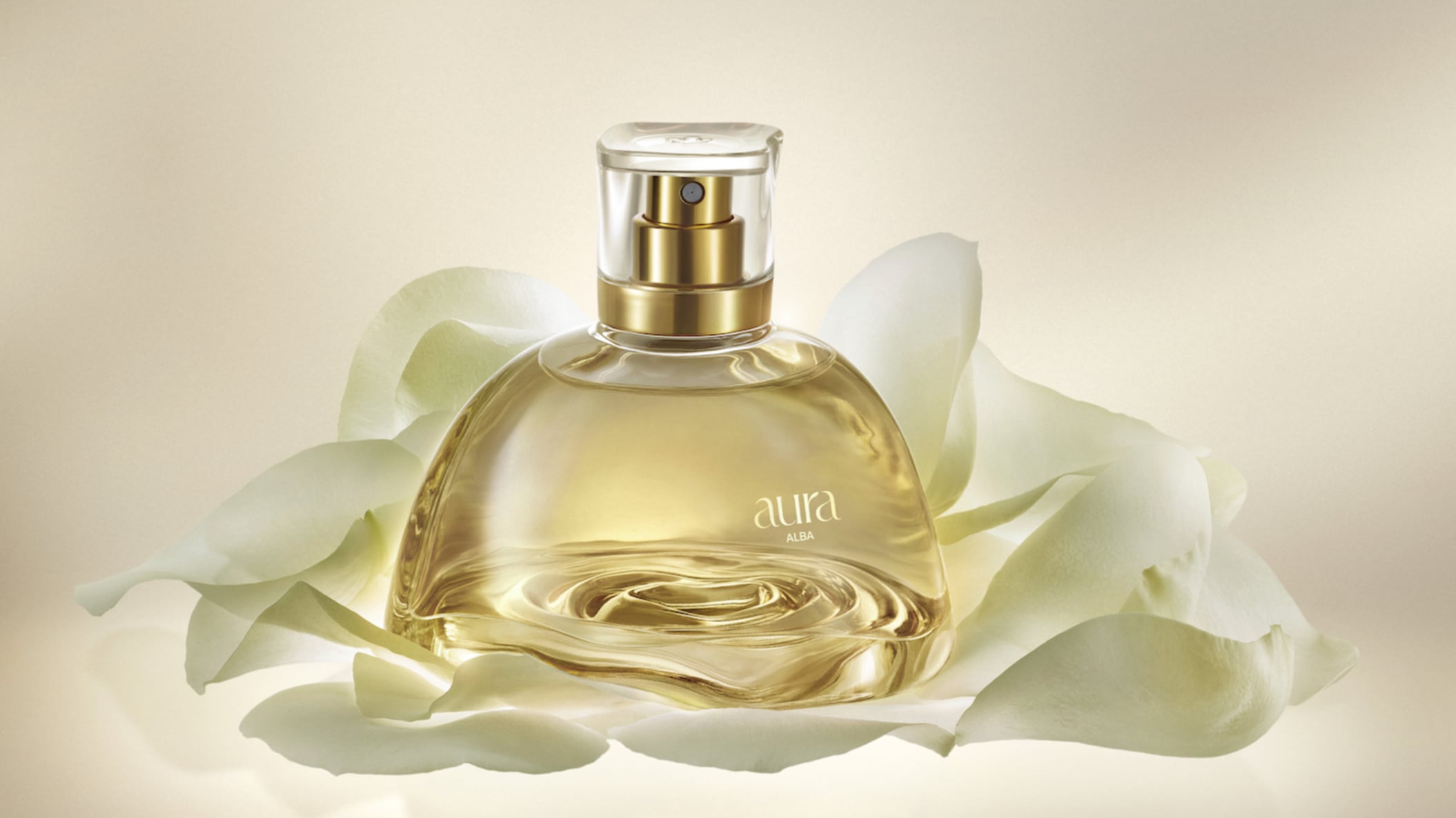 Elaborado con la codiciada Rosa Alba de Bulgaria, este Eau de Parfum conquista con su elegancia luminosa y su fijación prolongada. Conoce su origen, sus notas aromáticas y por qué será el nuevo sello personal de muchas mujeres.