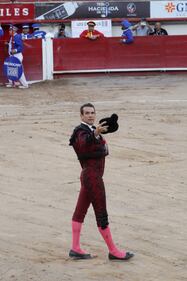 En un encuentro inesperado y lleno de camaradería, el renombrado matador de toros, José Mari Manzanares, tuvo el privilegio de visitar al reconocido cantante mexicano, Alejandro Fernández, en el backstage durante la celebración de la Feria de San Marcos. Este encuentro entre dos figuras destacadas en sus respectivos ámbitos no pasó desapercibido para los presentes, quienes presenciaron un intercambio ameno y lleno de admiración mutua.