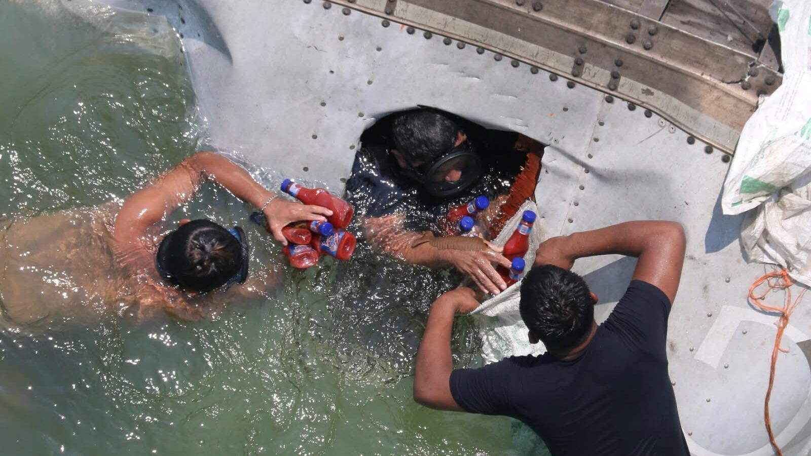 tráiler que cayó al Río Samaria, en la carretera Cárdenas-Villahermosa.