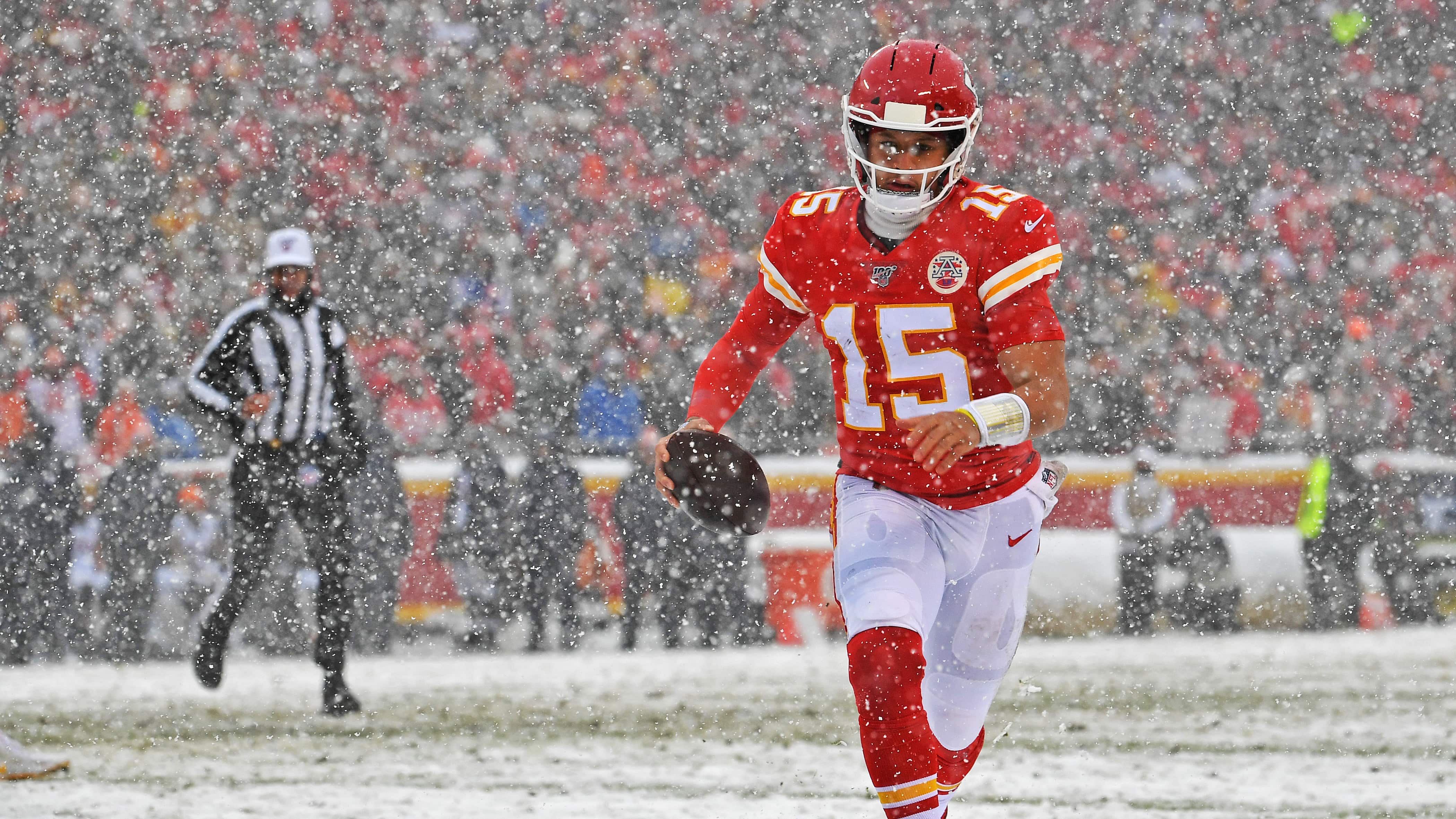 Patrick Mahomes jugando en la nieve