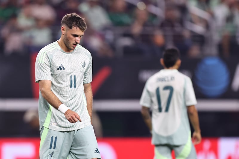 Santiago Giménez no marca con el Tri en competencias oficiales.