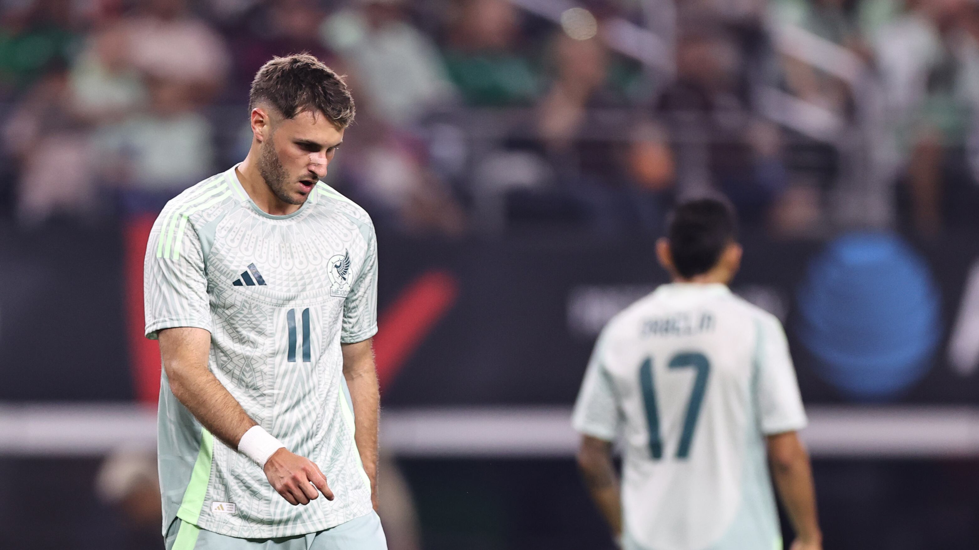 Santiago Giménez no marca con el Tri en competencias oficiales.