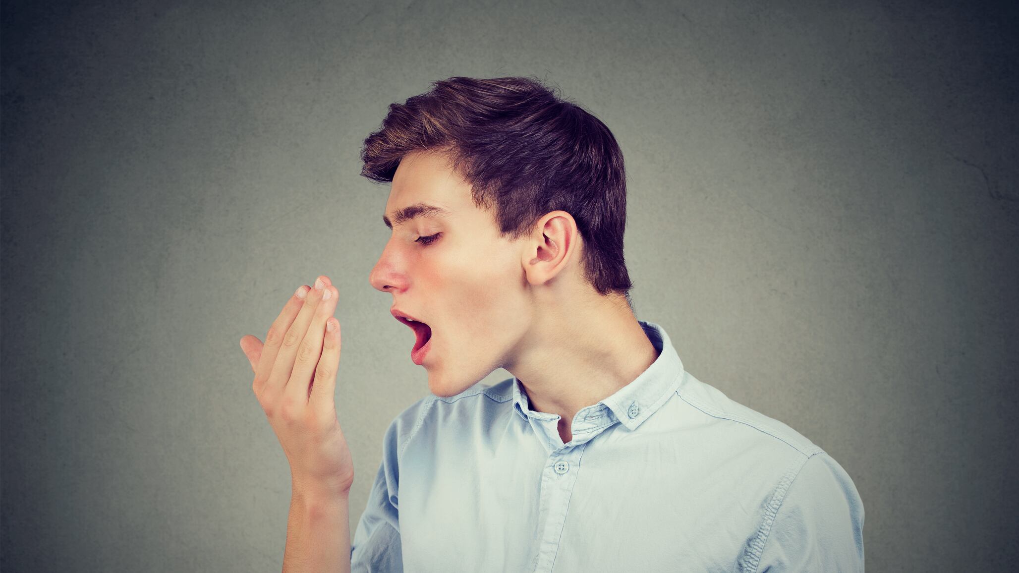 Todos alguna vez se han encontrado en la incomoda situación de sufrir un aroma desagradable en la boca, pero si se presenta seguido debes de tomar medidas para erradicarlo