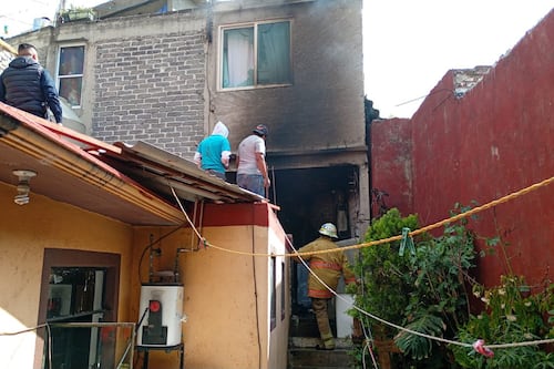 Fuerte incendio por fuga de gas moviliza a cuerpos de emergencia en Coyoacán