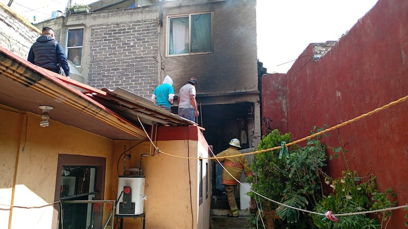 Fuerte incendio por fuga de gas moviliza a cuerpos de emergencia en Coyoacán