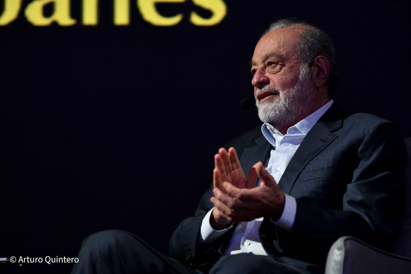 En un evento lleno de historia y reflexión, Carlos Slim, el hombre más rico de México, subió al estrado del auditorio del Centro Libanés para compartir una charla que cautivó a los presentes. Con nostalgia, Slim relató la travesía de su padre desde el Líbano y cómo, en palabras del magnate, "vino de luna de miel y nunca más se fue de México", echando raíces profundas en este país.