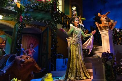 Tiana, Louis, el príncipe Naveen y nuevos amigos serán los protagonistas de la nueva atracción de Disney que estará en Magic Kingdom Park, disponible desde el próximo 28 de junio, la cual te llevará a un recorrido único por el mundo de una de las princesas más queridas.