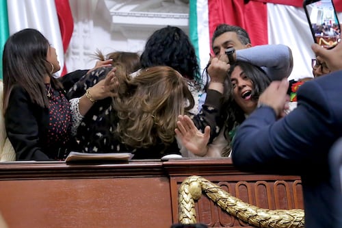 Morena aprueba desaparición del Info CDMX tras pelea y jaloneos contra diputadas del PAN