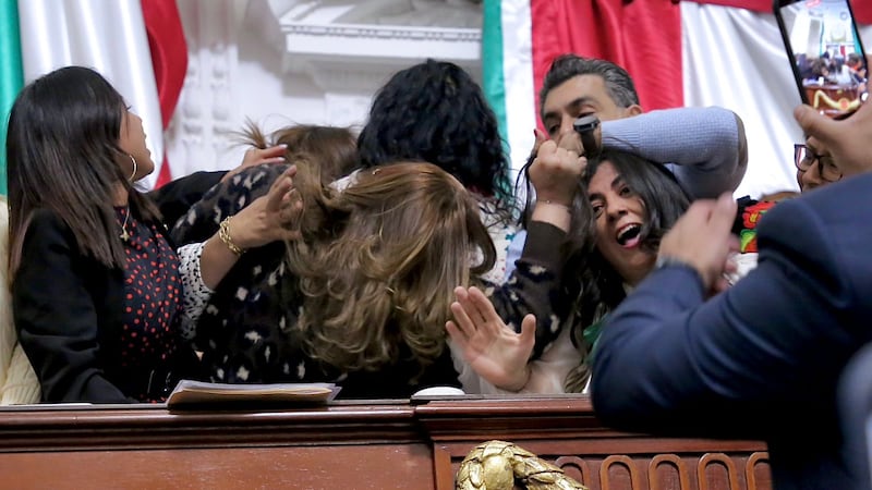 Morena aprueba desaparición del Info CDMX tras pelea y jaloneos contra diputadas del PAN