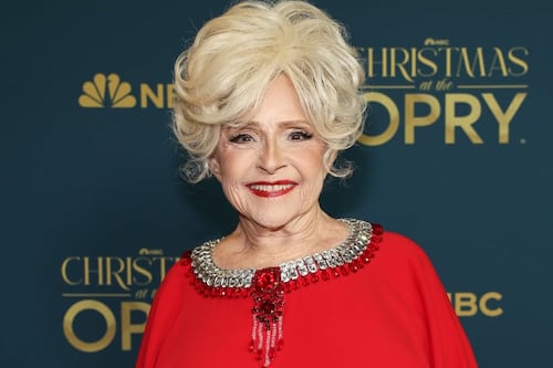 El secreto de los clásicos navideños: Brenda Lee celebra 65 años de Rockin’ around the Christmas tree