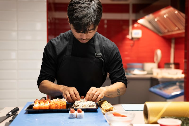 Un fascinante recorrido por las cocinas de Japón devela los secretos ancestrales e innovadores del sushi de la mano de expertos