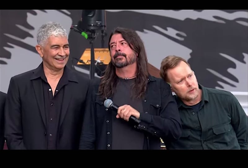 Foo Fighters sale al escenario por primera vez sin su baterista, quien falleció hace unos meses,