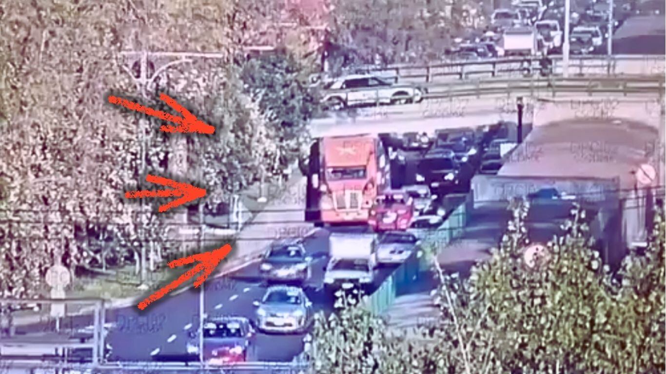 Tráiler atascado en Viaducto Miguel Alemán