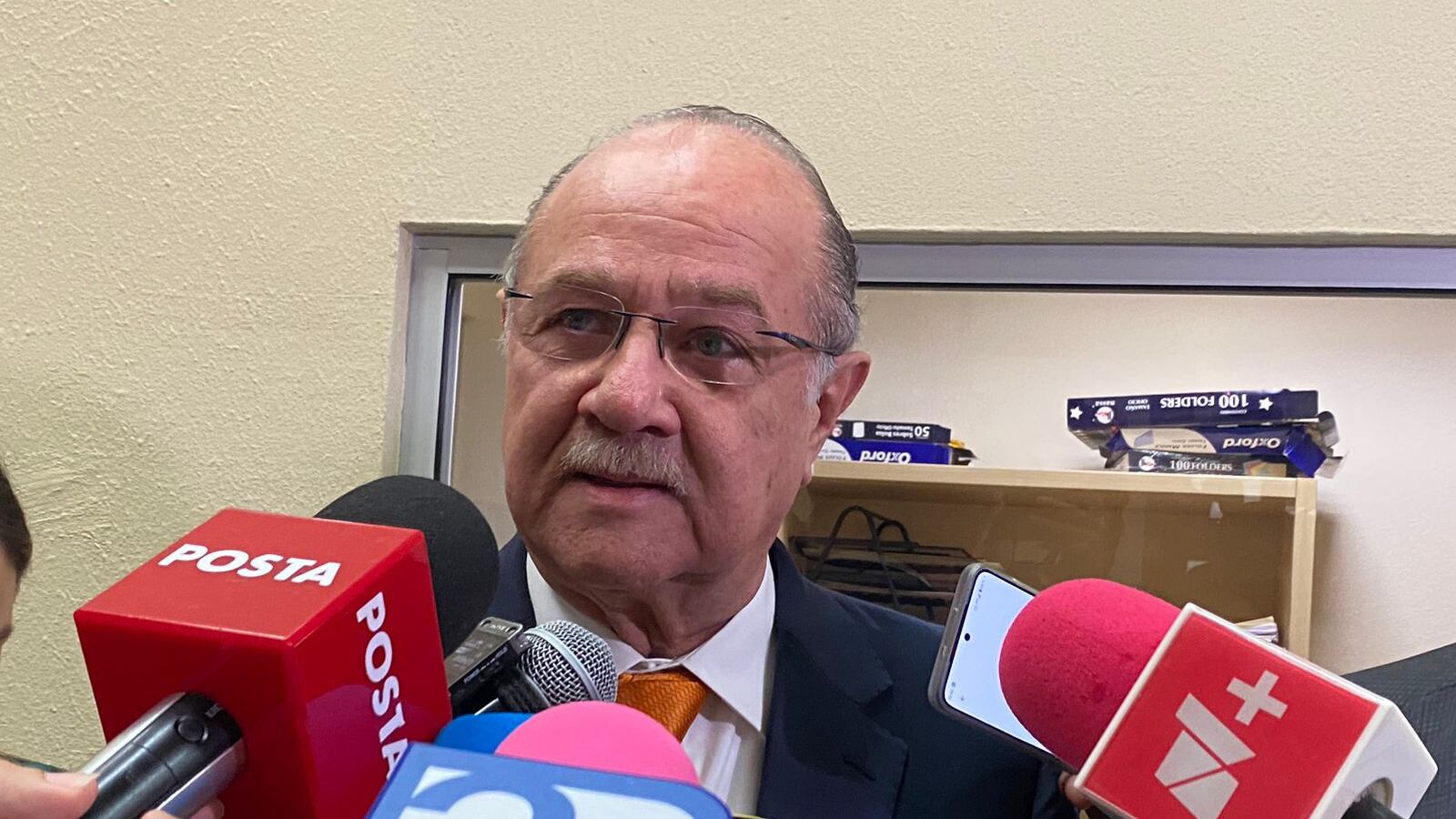 Navarro calificó de "puro rollo" el tema de presentar una Controversia Constitucional contra el gobernador.