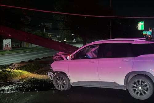 Choca contra poste y deja sin luz a varias colonias del sur de Monterrey