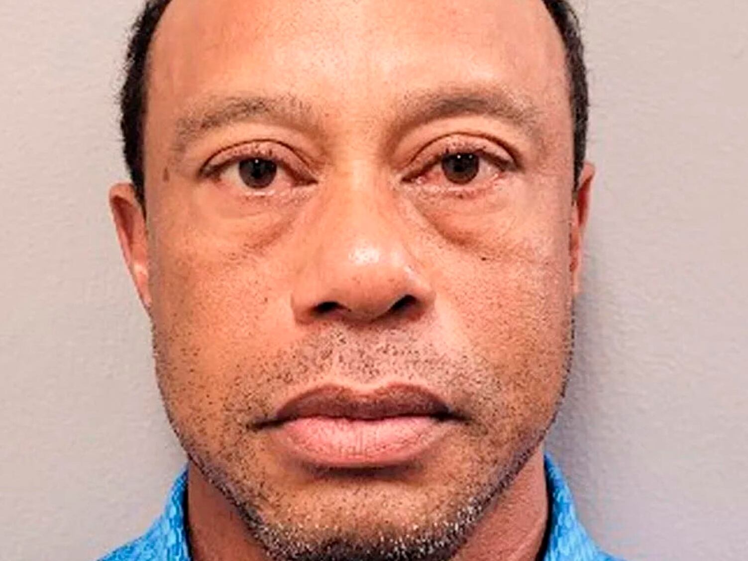 Fotografía publicada por la oficina del condado de Martin en X del golfista Tiger Woods, ganador de 15 'grandes', que fue detenido por daños a la propiedad y por negarse a una prueba de orina tras verse involucrado en un accidente de carretera en Jupiter Island, en Florida (EE.UU.), del que salió ileso, según informó la oficina del alguacil del condado de Martin.