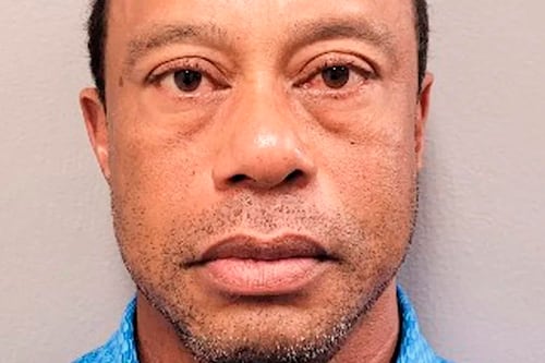 Tiger Woods manejaba alcoholizado y con opioides en accidente automovilístico, según informe