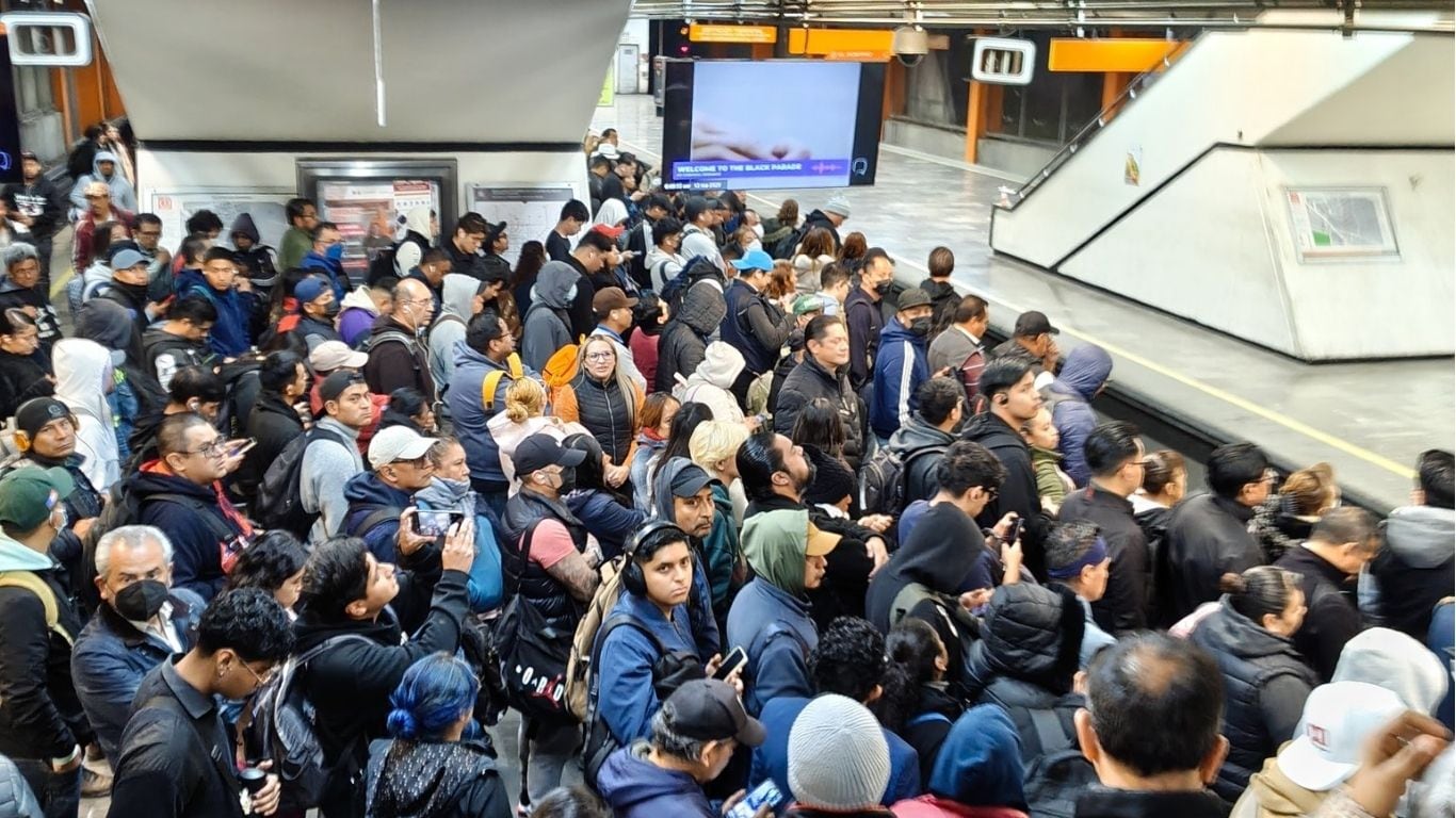 Usuarios denuncian falta de trenes en Línea 7