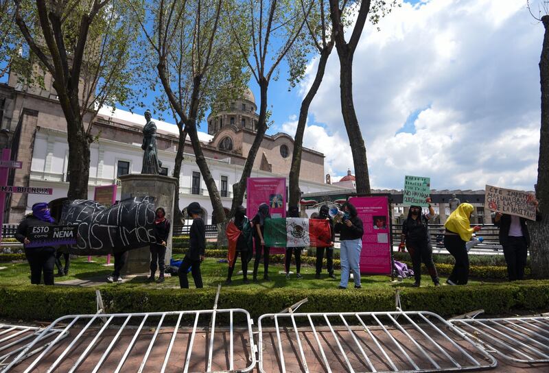 La Protesta “México Sangra” Nada que celebrar reunió a un grupo de hombres y mujeres que gritaron consignas y actos de iconoclasia en la ciudad de Toluca, protestaron contra los feminicidios, el caso de los 43, corrupción y abuso de poder.