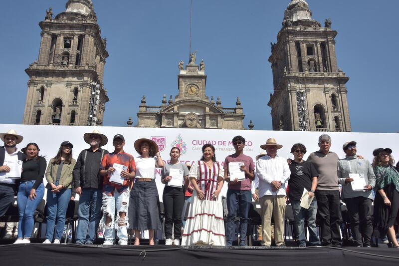 Brugada entrega 20 mil becas “Universitarios en Movimiento”