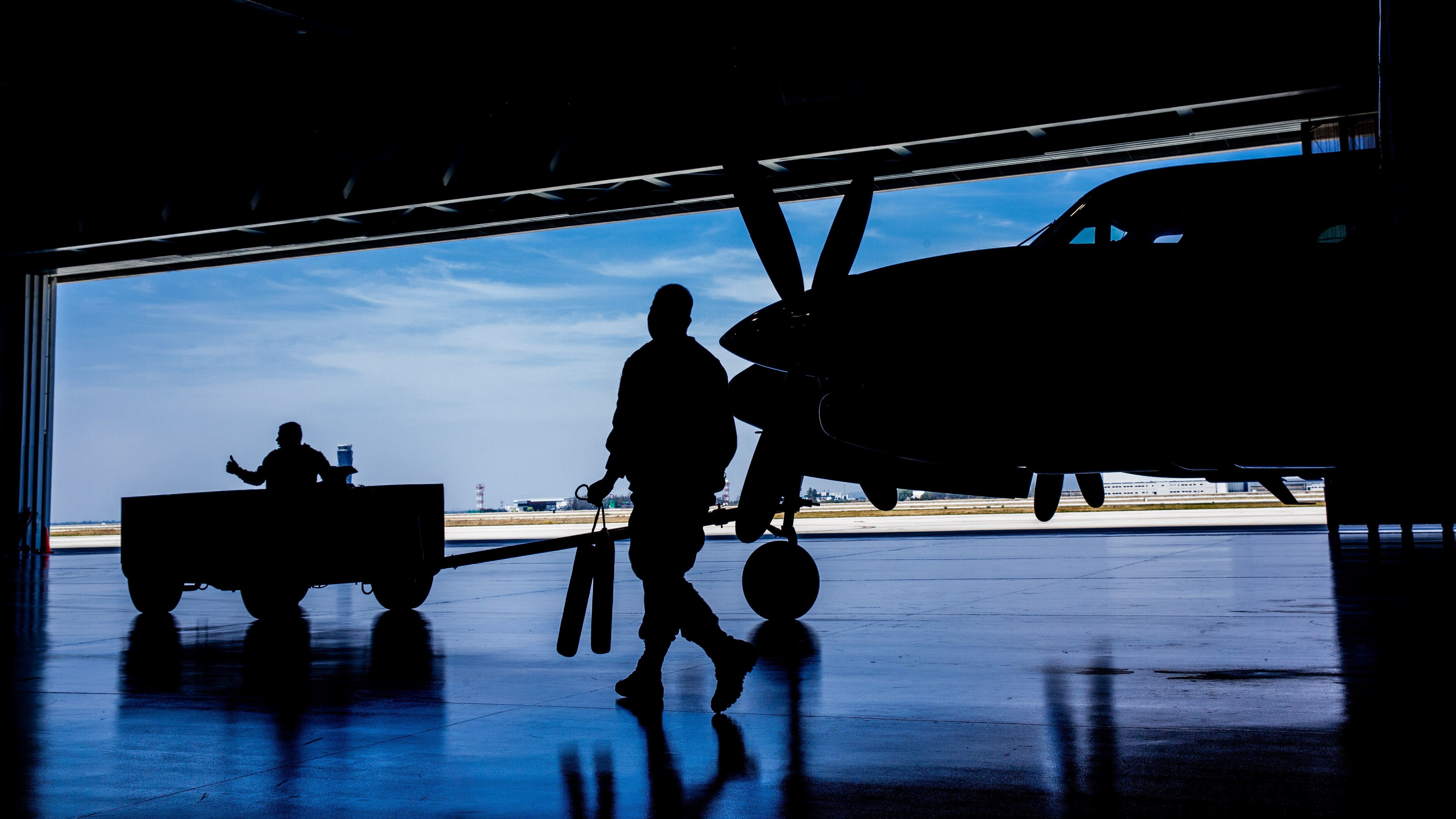 BASE AÉREA DE SANTA LUCÍA, ESTADO DE MÉXICO 27MARZO2023.- Las Secretarías de la Defensa y Agricultura iniciaron el programa de "Estimulación de lluvias para el Sistema Cutzamala". El objetivo de este proyecto es reabastecer los mantos acuíferos en un polígono de 438 mil 809 hectáreas, que comprenden el Estado de México y su límite con el Estado de Michoacán. Este lunes se sostuvo la primera reunión de trabajo con elementos de de la Fuerza Aérea Mexicana para establecer las coordenadas del área que se pretende impactar. El programa busca combatir los efectos de la temporada de sequía, e incrementar en 25 por ciento la captación de agua de lluvia en el sistema de presas del Cutrzamala. Será operado con la colaboración de una aeronave King Air 350i de la Fuerza Aérea Mexicana.
FOTO: JUAN PABLO ZAMORA/CUARTOSCURO.COM