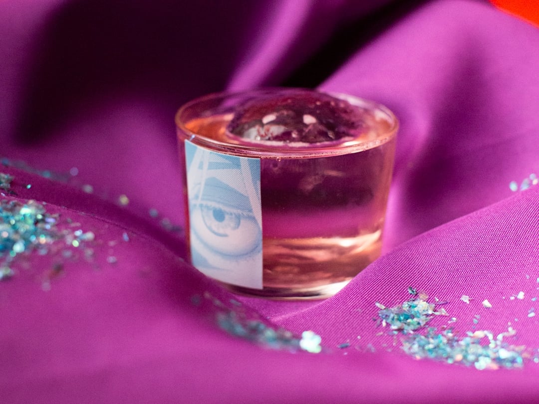 Hereda el poder de los seis ojos.