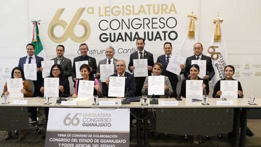 Diputadas, diputados, magistradas y funcionarios de ambas instituciones estuvieron presentes en el anuncio de colaboración para realizar actividades académicas conjuntas.