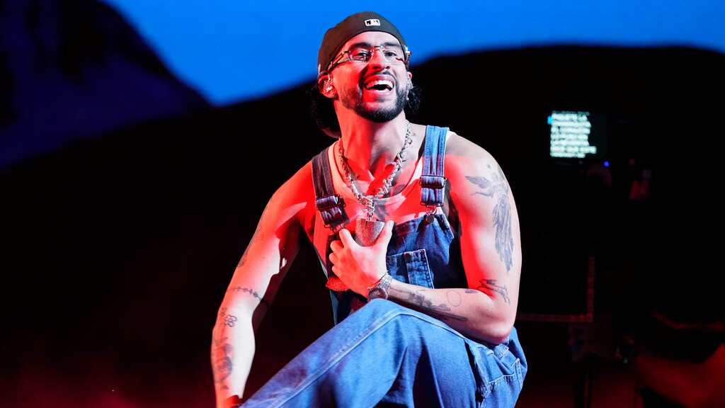 Bad Bunny se presenta en los Premios Billboard. (AP Photo/Marta Lavandier)