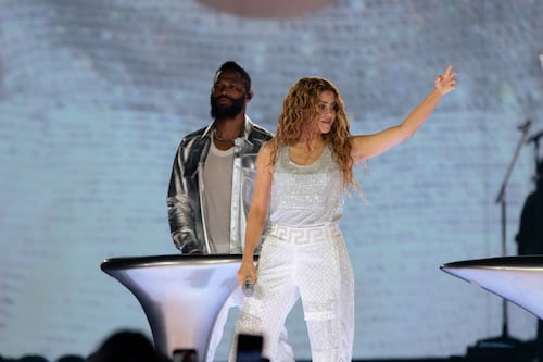 Shakira corona su visita a México con show gratuito en el Zócalo de la CDMX