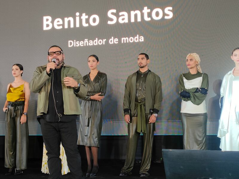 Platicamos con el diseñador Benito Santos sobre su más reciente colección inspirada en un nuevo dispositivo que celebra la unión entre moda y tecnología