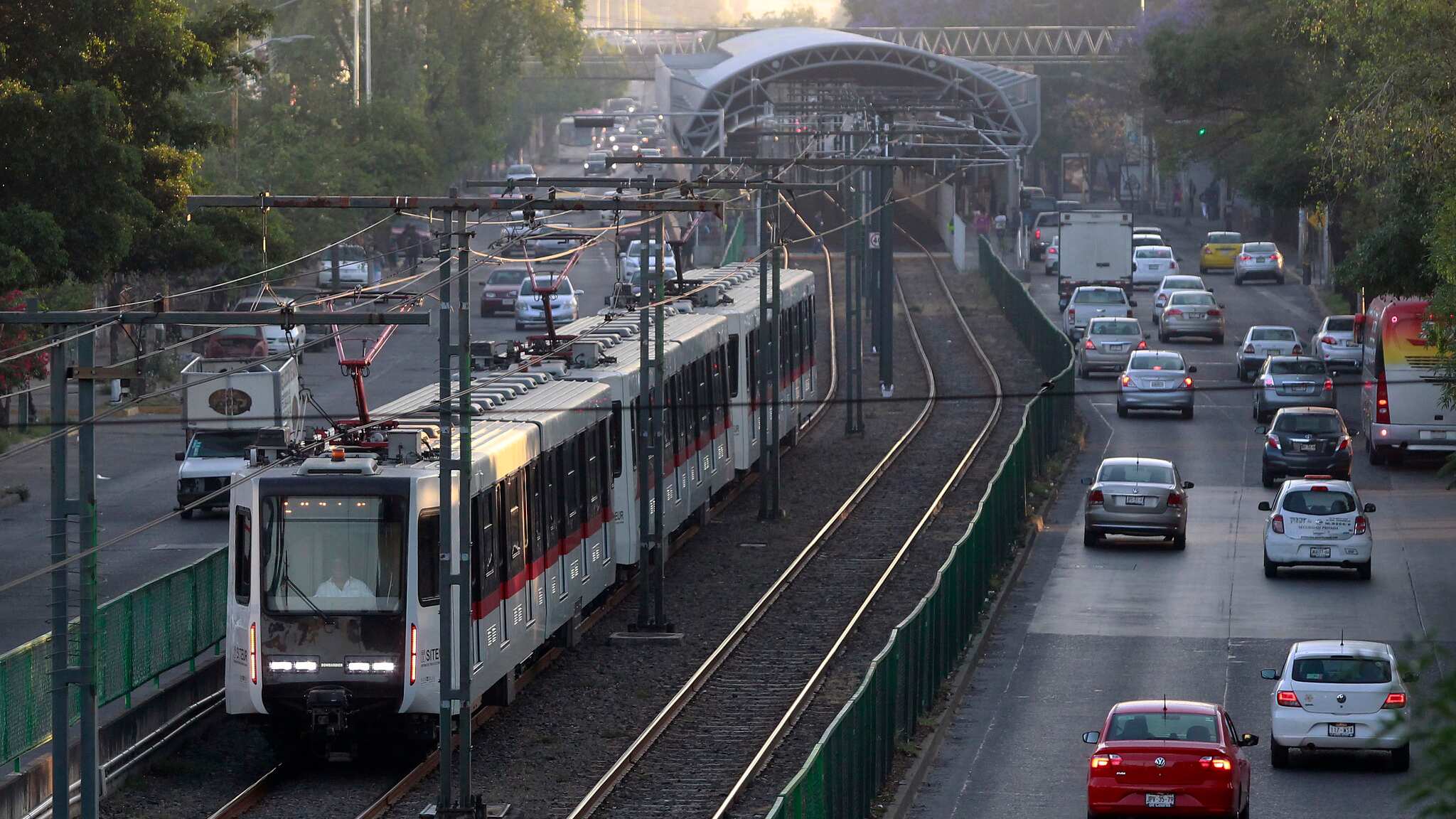 Por su convivencia a nivel de calle, es la Línea 1 la que más actos vandálicos y obstrucciones ha sufrido en los últimos años.