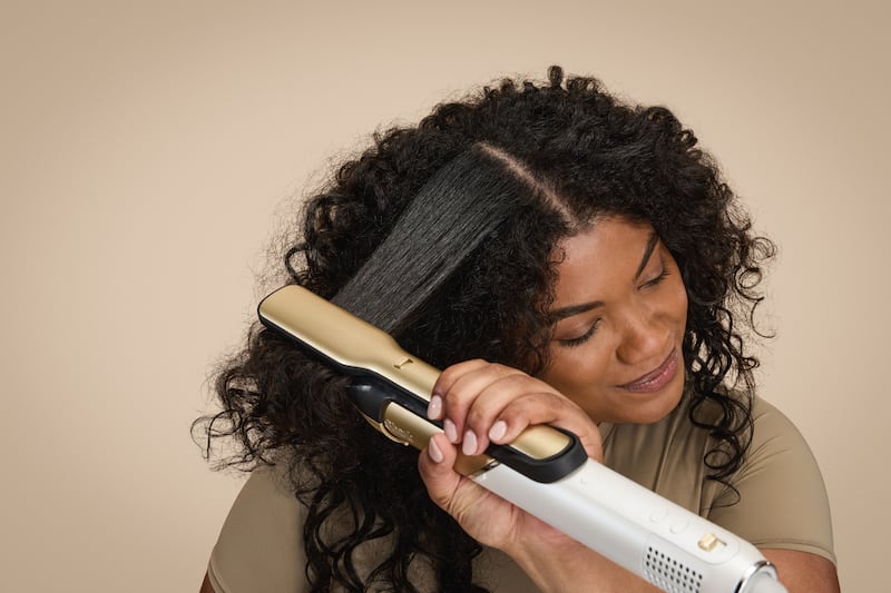 Su capacidad para peinar desde húmedo, evitar puntos calientes y mantener un look suave por más tiempo lo coloca como un nuevo estándar en la belleza diaria