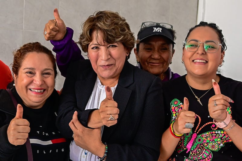 Delfina Gómez y Horacio Duarte emiten su voto en Texcoco