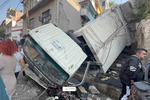 VIDEO: Momento exacto en que un camión de basura cae por una pendiente en Naucalpan