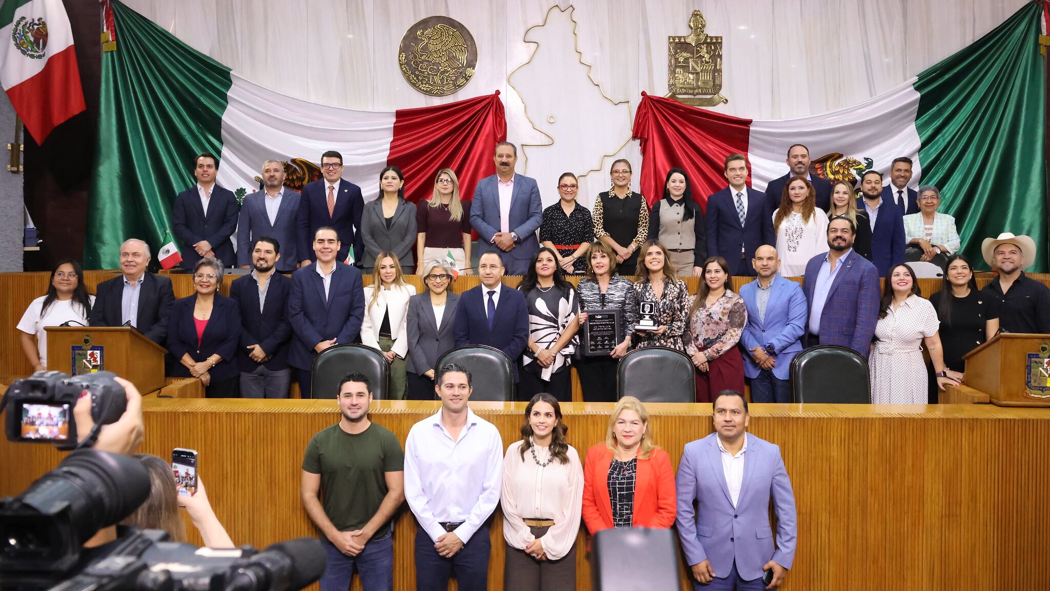 Con su peculiar estilo, María Julia, agradeció la distinción del Congreso.