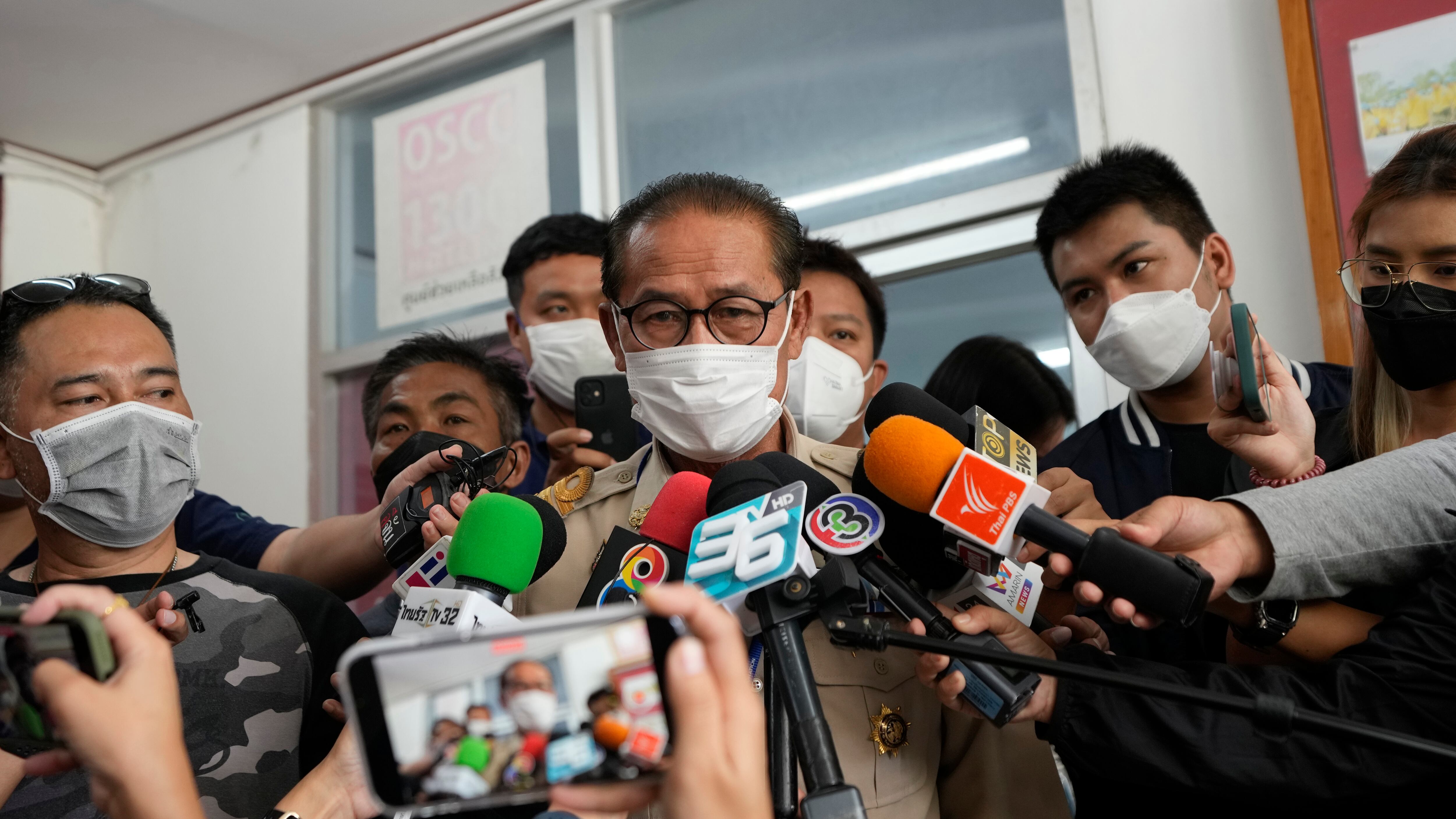 El responsable del gobierno local de Uthai Sawan, Danaichok Boonsom, habla con la prensa en una comisaría en Uthai Sawan, nordeste de Tailandia