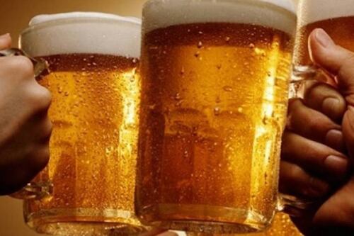 Hombre bebía con sus amigos y lo terminan violando