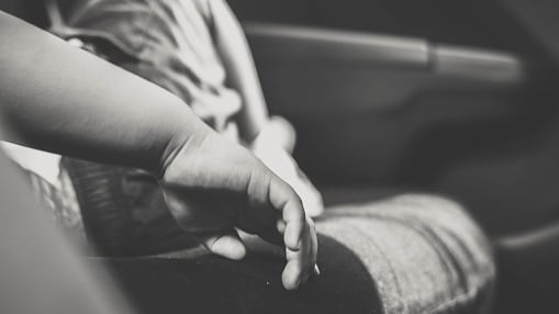 Madre abandonó a sus hijos de 8 y 6 años por una semana para irse a un crucero .