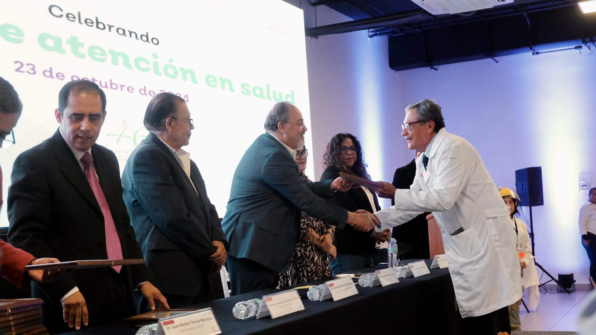 De fiesta se vistió esta mañana el Hospital General de Occidente (HGO) “Zoquipan” para celebrar el reciente aniversario 46 de esta institución (17 de octubre) y a la par hacer un homenaje a las y los profesionales de la medicina en Jalisco.